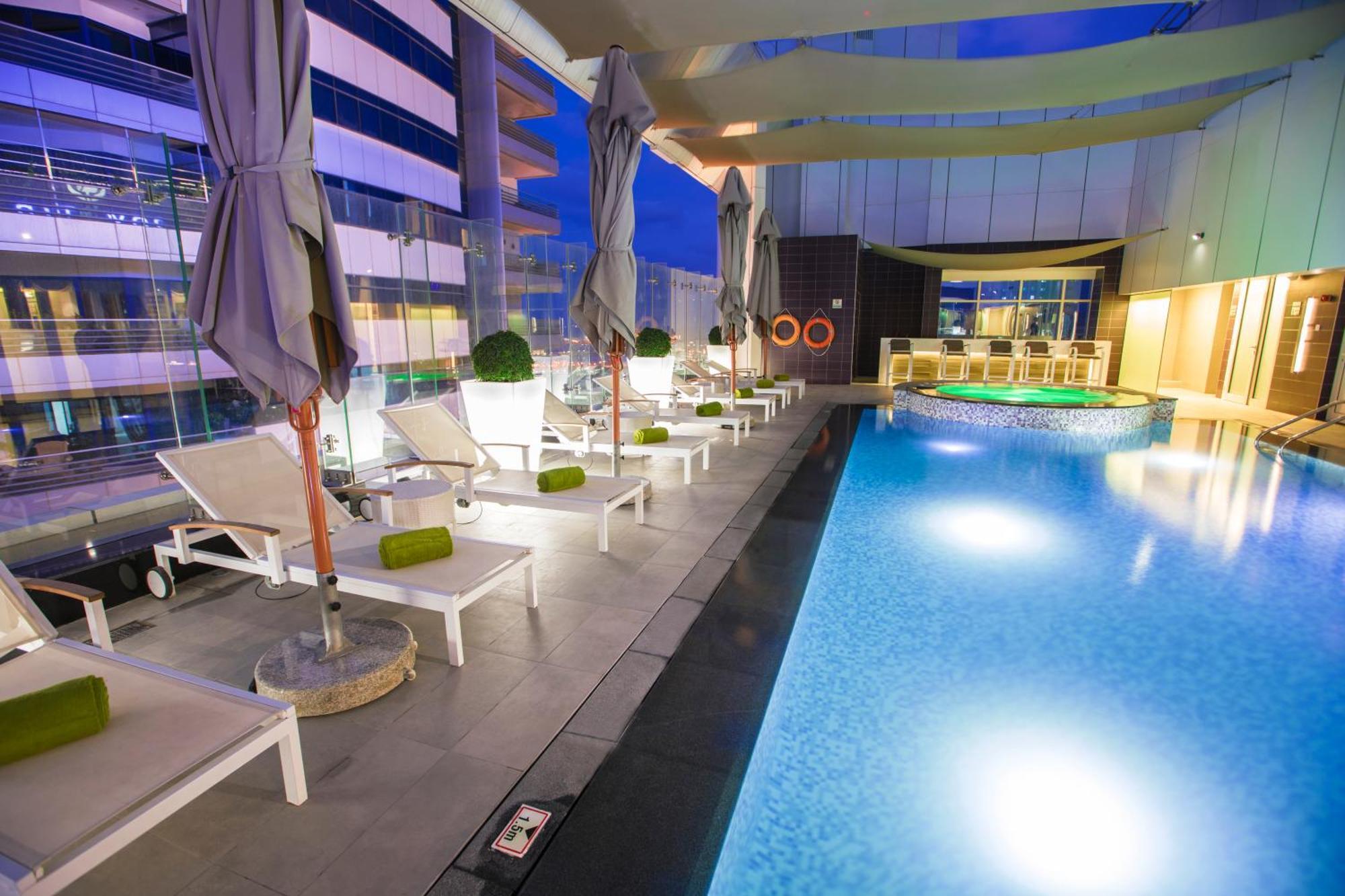 The Act Hotel Sharjah Facilidades foto The pool at the 30th